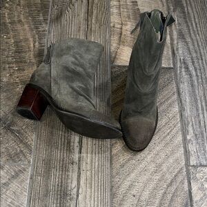 Sbicca Millie elegant green suede leather dual zipper 2.75” wood heel Boots